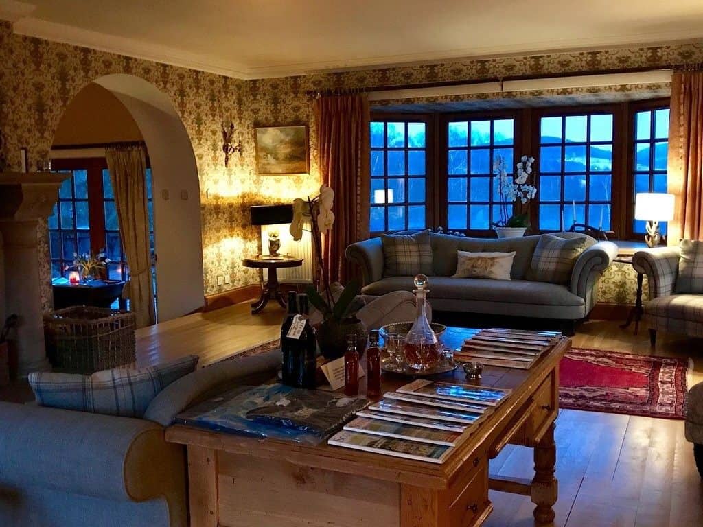 Romantic B&B in the Scottish highlands with cozy living room and whisky.